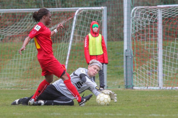 Torhüterin Vanessa Fischer (#25, Potsdam) ist vor Safi Nyembo (#21, Leipzig) am Ball. Foto: Jan Kaefer