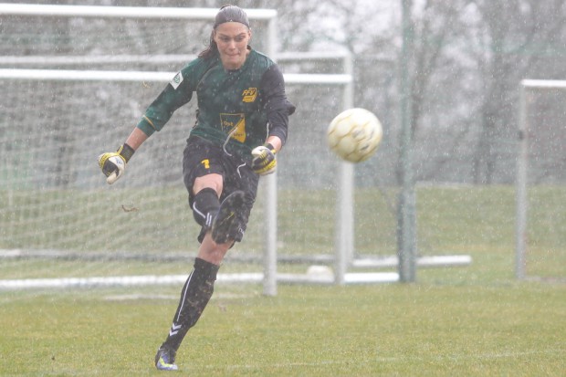 Abstoß im strömenden Regen - FFV-Torhüterin Lisa-Maria Weinert (#1, Leipzig). Foto: Jan Kaefer