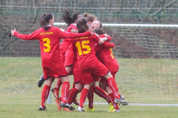 Lisa Reichenbach (#9, Leipzig) - umringt von ihren Teamkolleginnen - schreit die Freude über ihren Treffer zum 1:0 heraus. Foto: Jan Kaefer