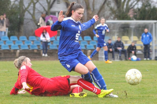 Lisa Reichenbach (#9, Leipzig) fährt Isabella Möller (#6, Potsdam) in die Parade. Foto: Jan Kaefer