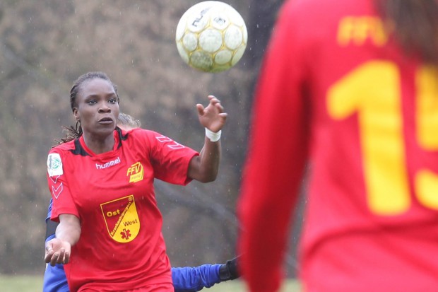 Safi Nyembo (21, Leipzig) in Erwartung des Balles. Foto: Jan Kaefer