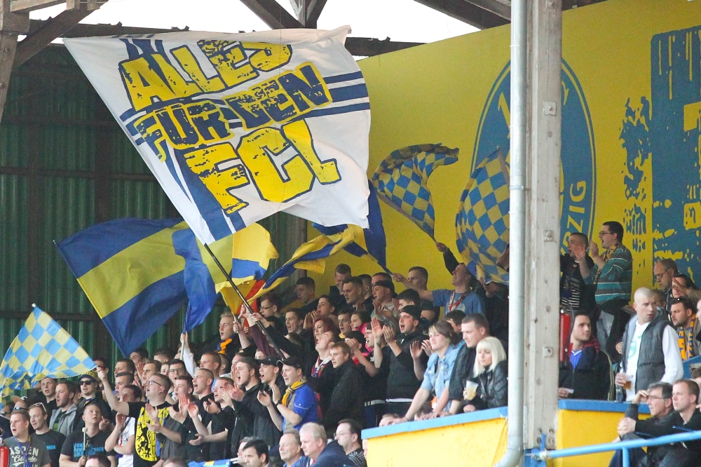 Blau-Gelbe Stimmung auf der Tribüne. Foto: Jan Kaefer