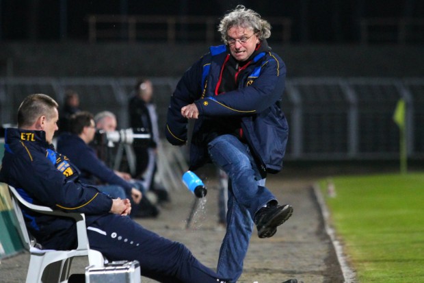 Lok-Trainer Heiko Scholz schien nicht immer ganz zufrieden mit dem fußballerischen Abendprogramm. Foto: Jan Kaefer