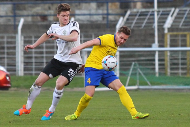 Marcel Trojandt (#4, Lok) setzt sich mit Dan Lochmann (#25, Sandersdorf) auseinander. Foto: Jan Kaefer