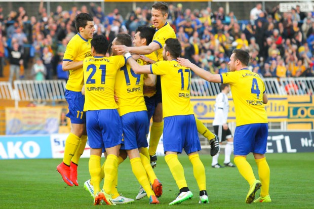 Auftakt nach Maß: Das Lok-Team feiert die frühe 1:0-Führung. Foto: Jan Kaefer