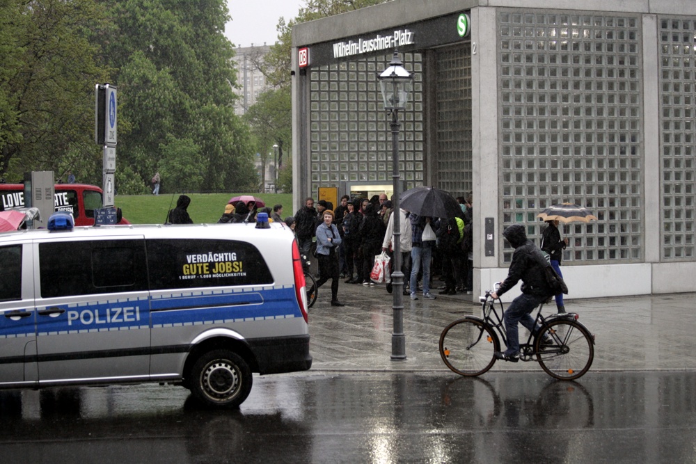 NoLegida, Polizei und Legida am 27. April 2015. Foto: L-IZ.de