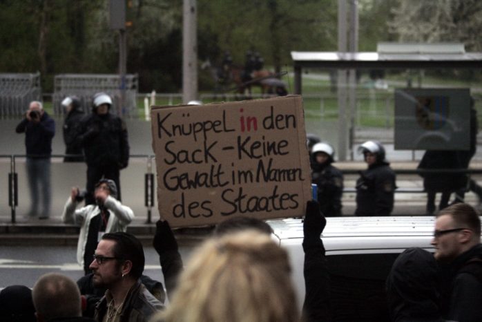 NoLegida, Polizei und Legida am 27. April 2015. Foto: L-IZ.de