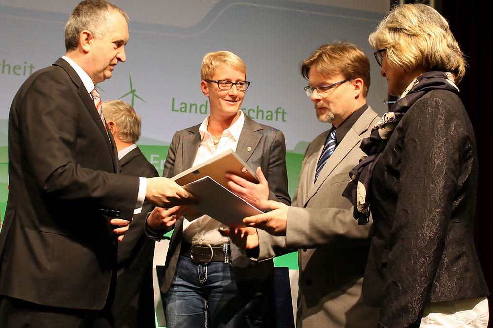 von links: Sächsische Staatsminister für Umwelt und Landwirtschaft, Herr Thomas Schmidt, Verbandsvorsitzende des Zweckverbandes Kommunales Forum Südraum Leipzig / Oberbürgermeisterin der Stadt Borna Frau Simone Luedtke, Vorstandsvorsitzender der Lokalen AktionsGruppe Südraum Leipzig e.V. / Bürgermeister der Stadt Markranstädt Jens-Reiner Spiske, Geschäftsführerin des Zweckverbandes Kommunales Forum Südraum Leipzig Frau Dr. Steffi Raatzsch. Foto: Stadt Markranstädt