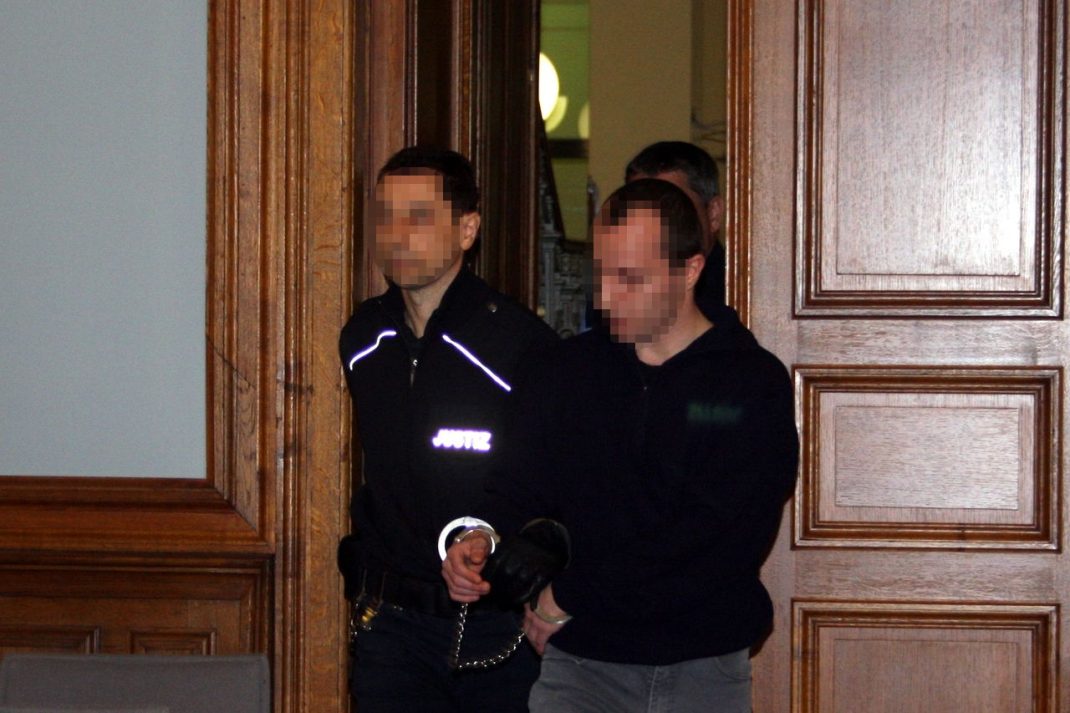 Der Angeklagte Marcel S. wird in Handschellen in den Saal geführt. Foto: Alexander Böhm