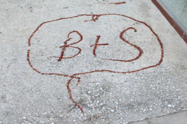 Wer kann Angaben zu den auf dem Boden angebrachten Schriftzügen machen? Foto: PD Leipzig 