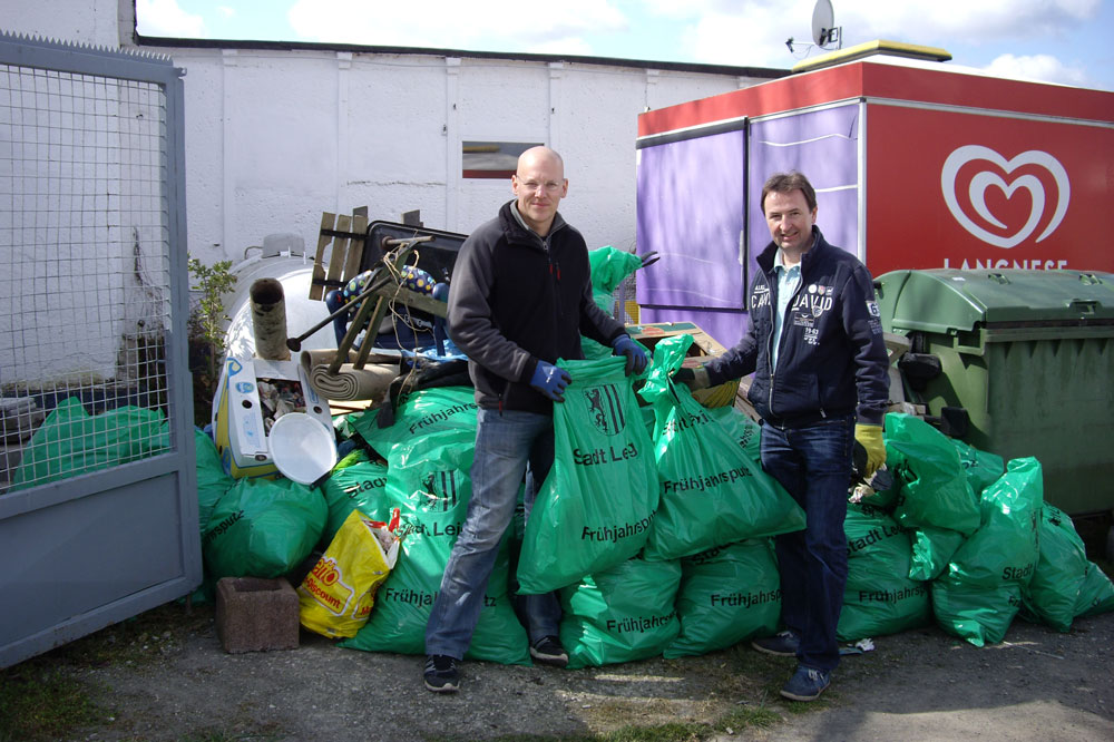 Frühjahrsputzaktion am Theklaer Bagger, vl: Falk Dossin Stadtrat in Leipzig, Holger Gasse MdL Leipzig. Foto: Bürgerverein Leipzig Nordost e.V.
