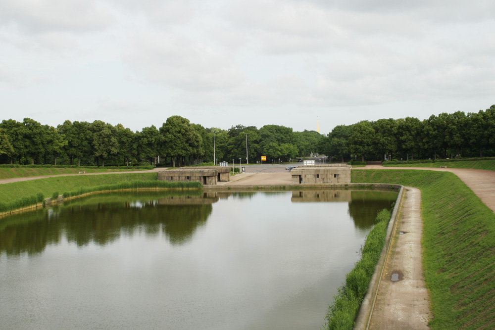 Blick übers Bassin zu den Kopfbauten, die jetzt ebenfalls saniert werden sollen. Foto: Ralf Julke