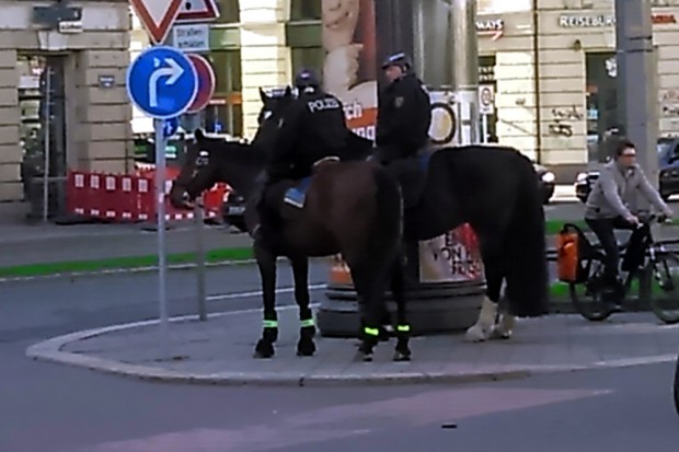 Die Polizei heute auch hoch zu Pferde am Martin-Luther-Ring. Foto: L-IZ.de