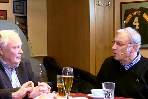 Zwei "alte Haudegen" ziehen alle Register im Fußballtalk. Gert Zimmermann und Eduard Geyer in der Championsbar. Foto: Screen Video hfm-tv