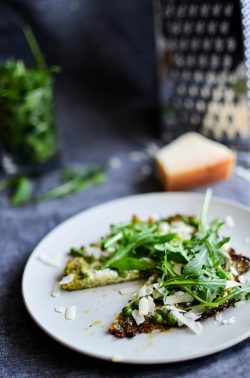 Brokkolipizza ohne Mehl. Foto: Maike Klose