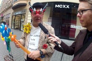 Clown Monello - einer der weitgereistesten und dienstältesten Straßenkünstler in Leipzig. Foto: Screen Video Weltnest.de