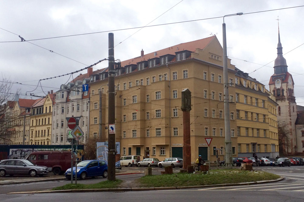 In der vorletzten Woche fiel die Platane einem Anschlag zum Opfer. Foto: Ökolöwe