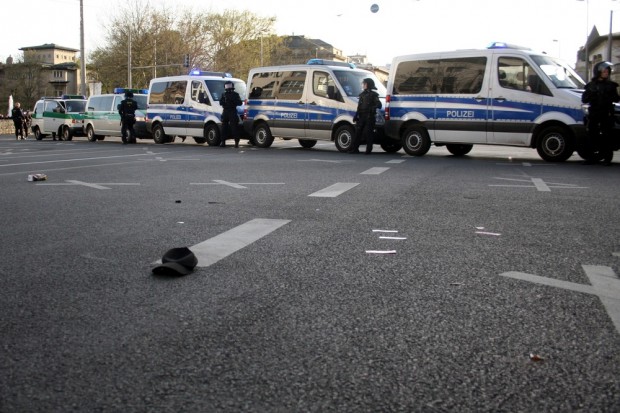 Die Polizei hat den Kreuzungsbereich geräumt. Dabei kam es zum Einsatz von Pfefferspray gegen Demonstranten. Foto: L-IZ.de