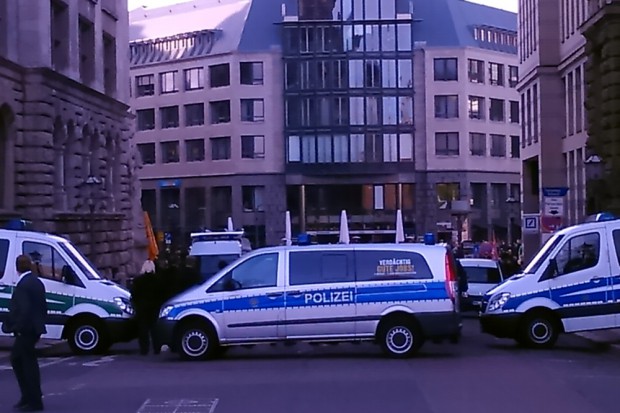 Am Neuen Rathaus Richtung Burgplatz: die Polizei macht dicht und sperrt gleichzeitig den Ring ab. Foto: L-IZ.de
