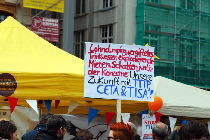 Die Übersetzung der Gegner von TTIP zu den Versprechen auf mehr Arbeitsplätze, Fracking und Schiedsgerichte
