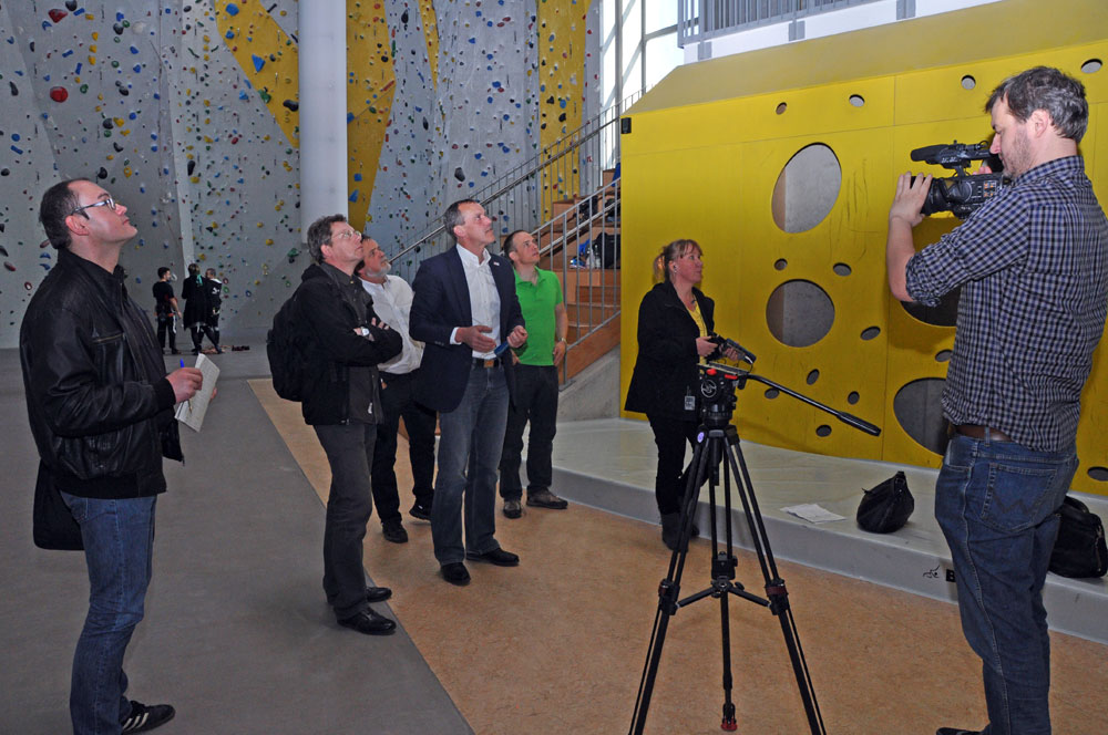 Landesreferent der Bergwacht Sachsen, Thomas Eckert, erläutert Journalisten die neuen Trainingsmöglichkeiten in der Halle des SBB. Foto: DRK LV Sachsen e.V.
