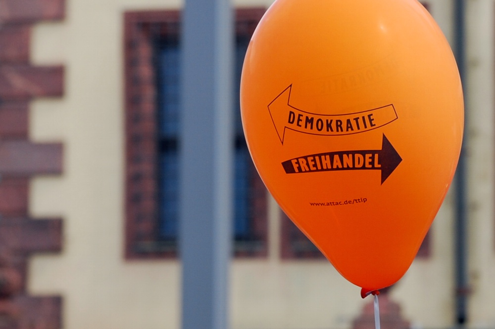 Ein eigentlich positiver Begriff in Kollision mit der Demokratie? Die Proteste gegen TTIP und Co. lockten 1.500 Leipziger an. Foto: L-IZ.de