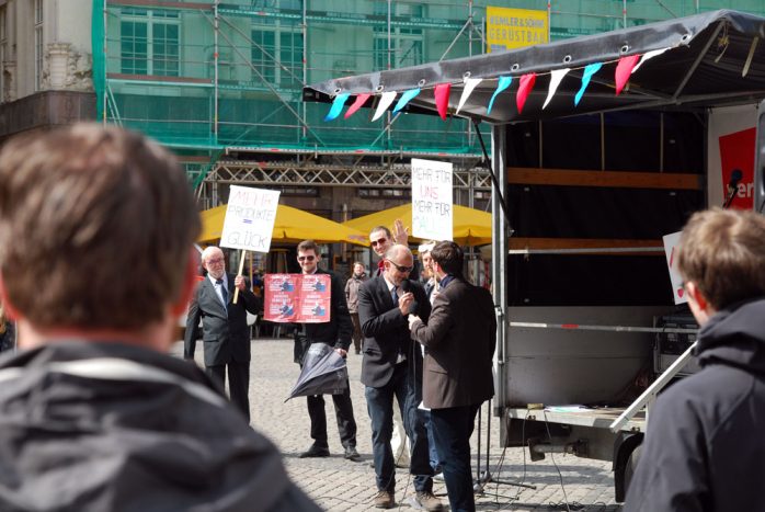 TTIP - Für die Organisatoren eher Ein Schauspiel um Korruption und Lobbyismus zwischen Wirtschaft und Politik. Hier wird gerade ein Aufsichtsratsposten versprochen.