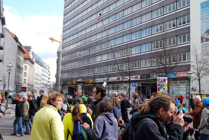 Eine Klobürste an einer langen Stange - Viel Vertrauen in - die da Oben gibts hier nicht.
