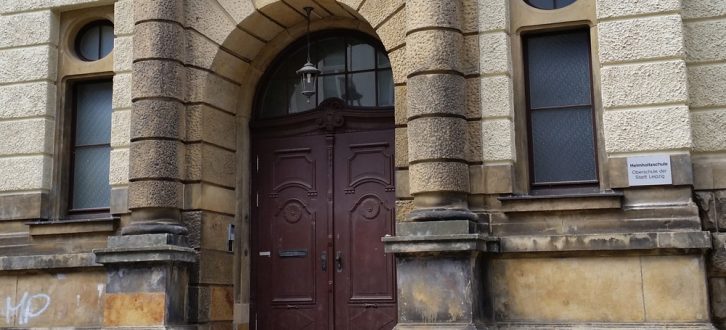 Tür der Helmholtz-Oberschule in Lindenau. Foto: Marko Hofmann