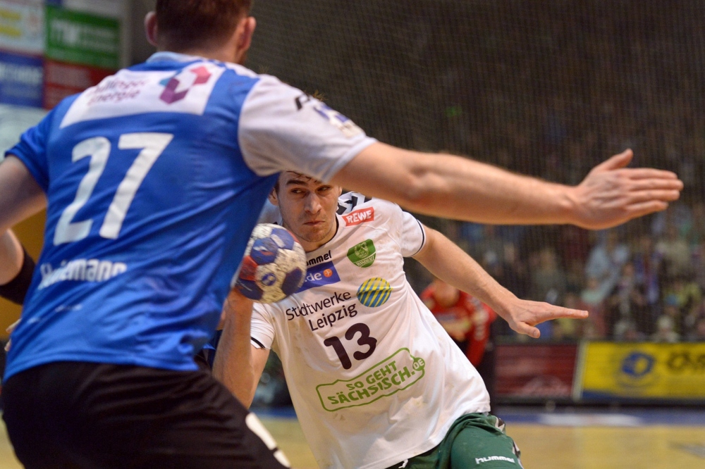 Maximilian Janke (#13, SC DHfK) suchte den Weg vorbei an Nick Heinemann (#27, Eisenach). Foto: Rainer Justen