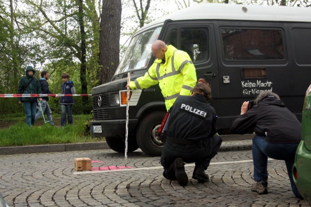 Ermittler bei der Rekonstruktion des Tatumstände. Foto: Alexander Böhm