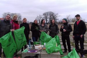 Bündnisgrüne Stadträte räumen säckeweise Müll weg. Foto: Bündnis 90/Die Grünen