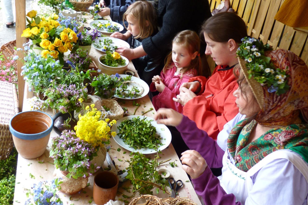 Eifriges Frühlingskränzebasteln. Foto: "LiebDorf-1813"