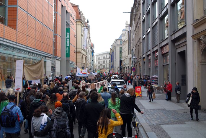 Galeria Kaufhof zur linken Seite - neugierige Einkaufsbummler zur rechten - der Zug bewegte sich durch den Neumarkt