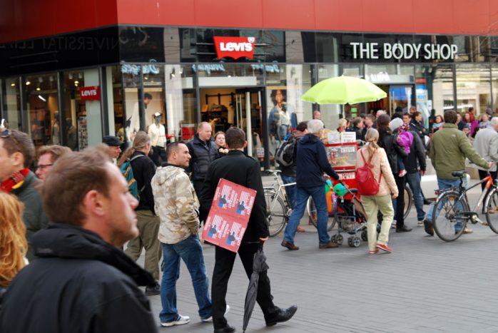 Ganz hinten im Zug ein Leipziger Demonstrationspromi - Stephan S. - sonst eher bekannt durch Ansprachen auf Montagsmahnwachen und bei Pegida