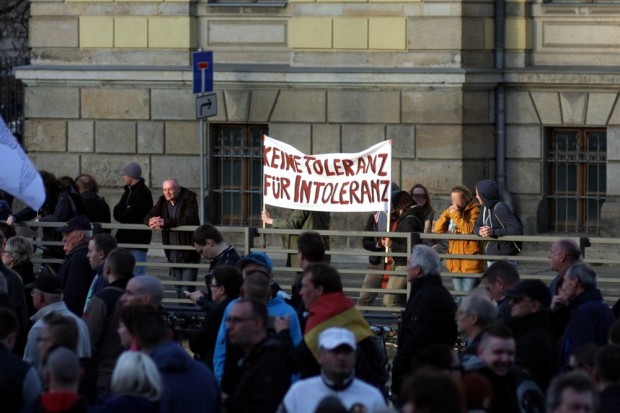 Gegendemonstranten am Montag an der Harkortstraße. Die Sache mit der Toleranz ... Foto: L-IZ.de