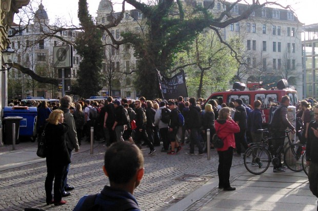 Die Gegendemo hat die Thomaskirche passiert und zieht Richtung Neues Rathaus wo ab 18 Uhr eine Kundgebung angemeldet ist. Foto: L-IZ.de
