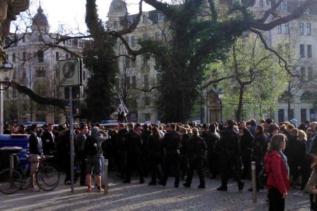 Rund 400 Gegendemonstranten sind derzeit unterwegs. Foto: L-IZ.de
