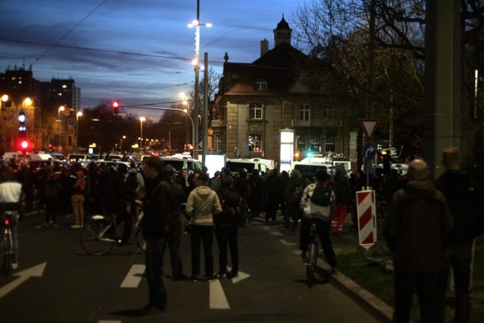 Gegendemonstranten kurz vor dem Ende des Abends