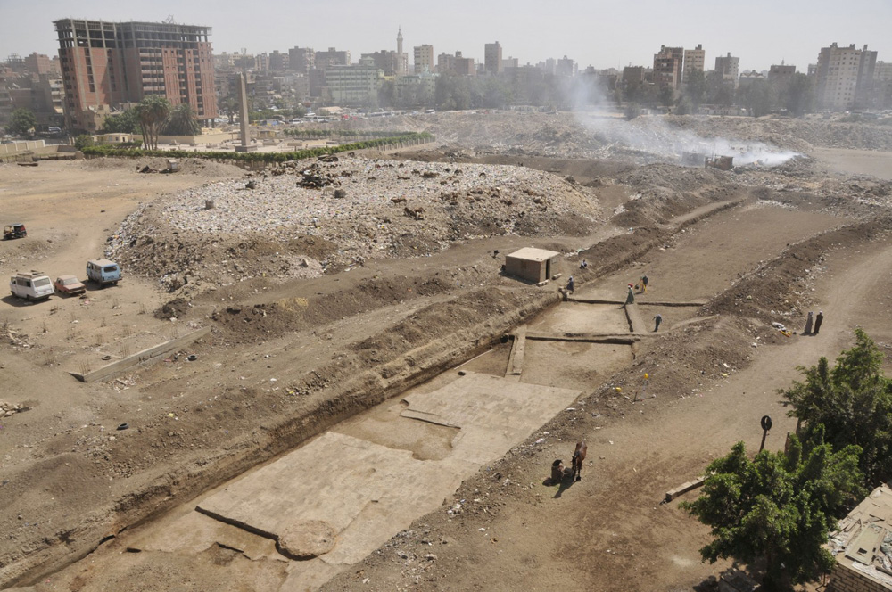 Grabungsgelände von Heliopolis - zwischen Müllbergen und Wohnhäusern in der Millionenmetropole Kairo. Foto: Dr. Dietrich Raue