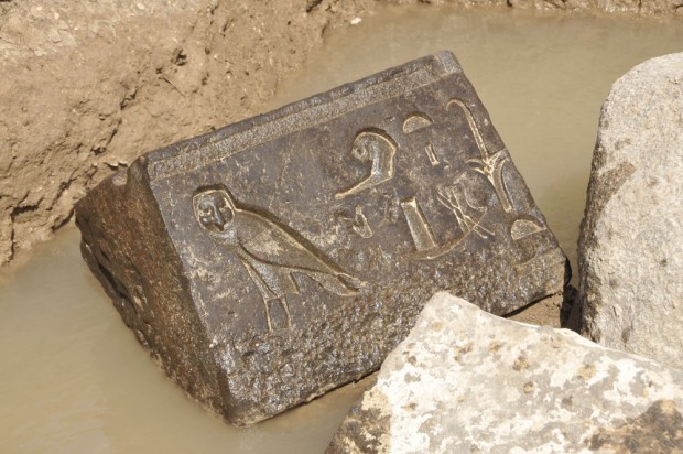 Überraschungsfund im Grundwasser: Etwa 2.400 Jahre alte Inschrift des Königs Nektanebo I. Foto: Dr. Dietrich Raue