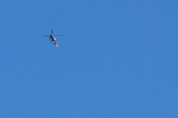 Der Polizeihubschrauber ist seit 16:30 Uhr bereits in der Luft. Foto: L-IZ.de