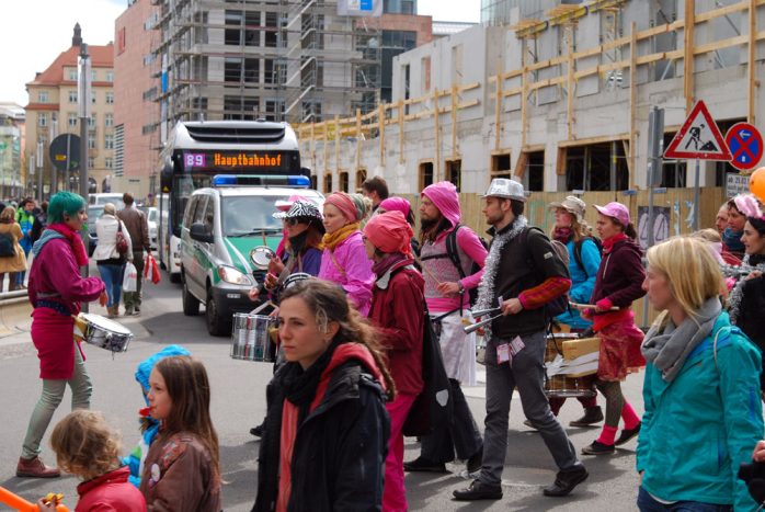 Im hinteren Teil des Zuges - die Trommler gegen TTIP