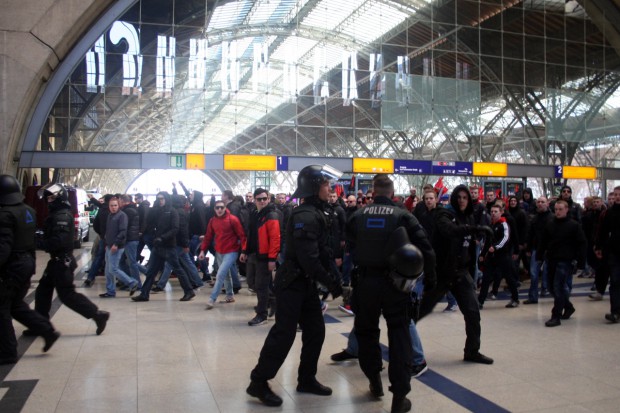 Polizisten mussten Nürnberg-Fans aufhalten. Foto: L-IZ.de