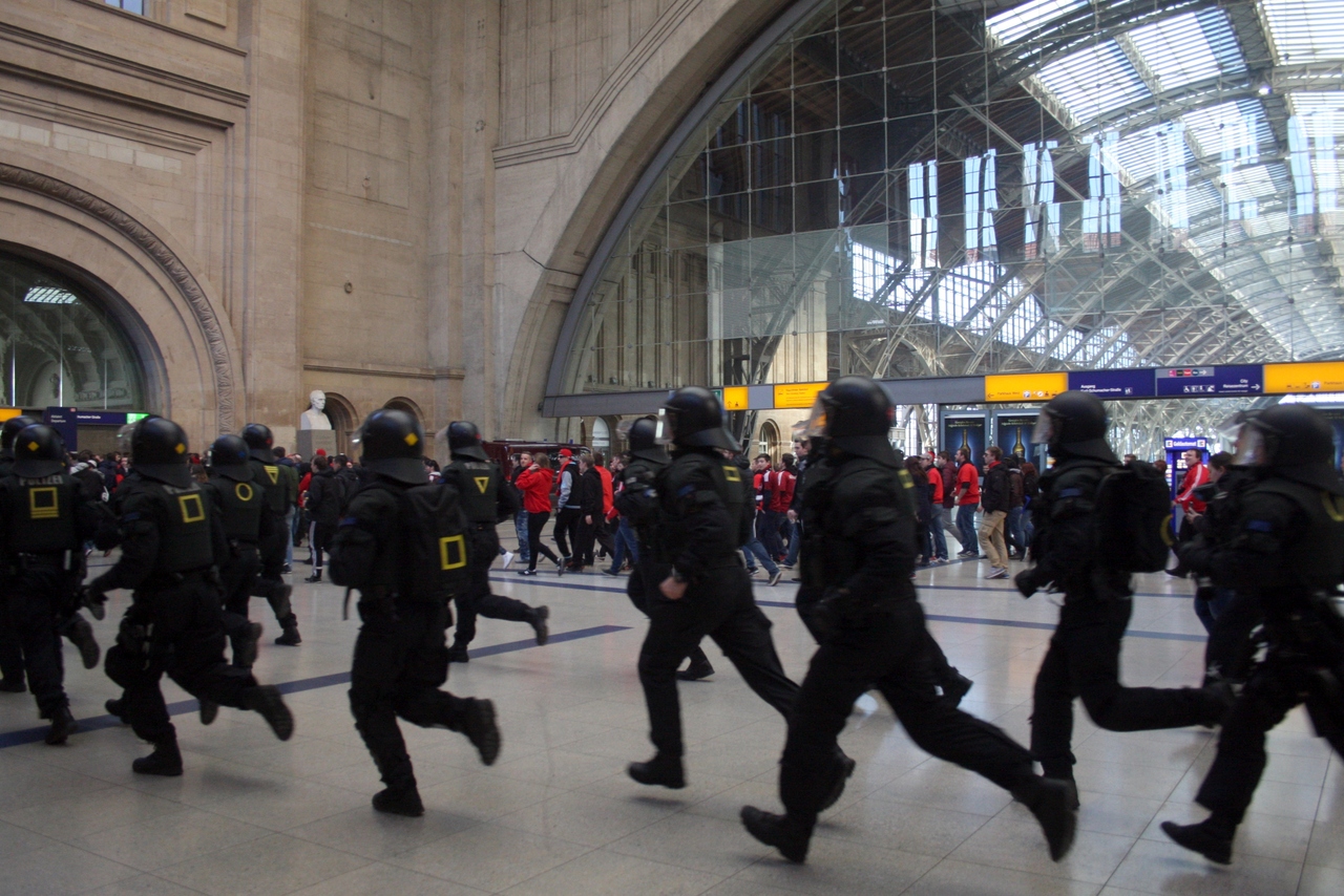 Polizisten im Einsatz auf dem Leipziger Hauptbahnhof. Foto: L-IZ