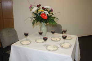 Brot und Wein beim Gedächtnismahl der Zeugen Jehovas. Foto: Ernst-Ulrich Kneitschel