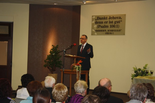 Ein Prediger der Zeugen Jehovas im Königreichssaal. Foto: Ernst-Ulrich Kneitschel