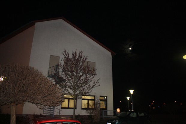 Königreichssaal bei Vollmond am 14. Nissan 2015. Foto: Ernst-Ulrich Kneitschel