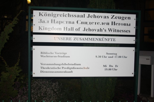Hinweisschild am Königreichssaal der Zeugen Jehovas. Foto: Ernst-Ulrich Kneitschel