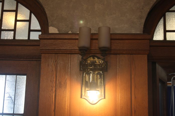 Rarität: Diese Lampe in Philippus kann mit Gas und Strom betrieben werden. Foto: Ernst-Ulrich Kneitschel